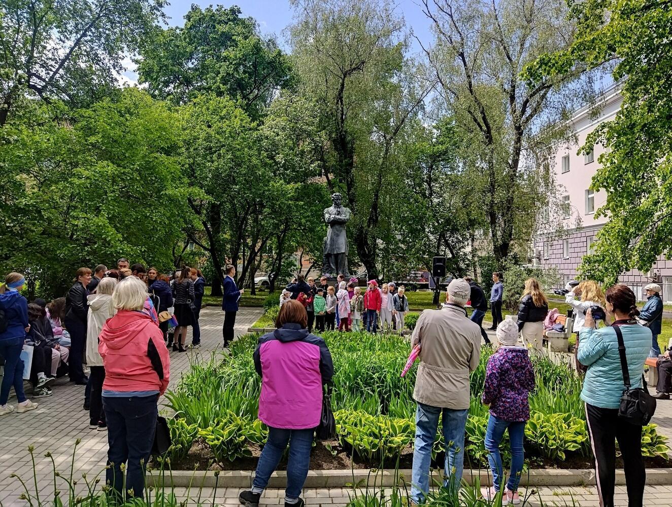 В Пушкинский день в Петрозаводске  у памятника поэту читали стихи