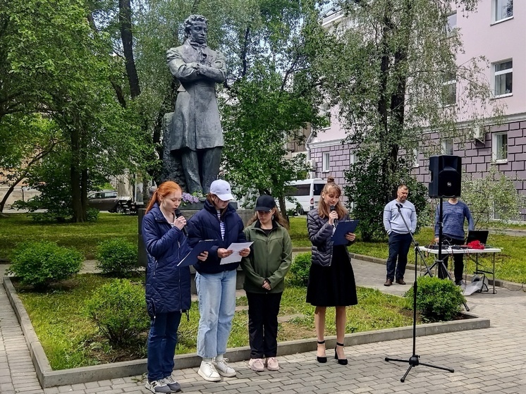 Бронзовый Пушкин в Петрозаводске собрал любителей поэзии