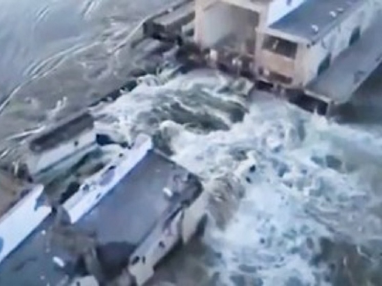 Около 900 жителей эвакуировали после разрушения Каховской ГЭС