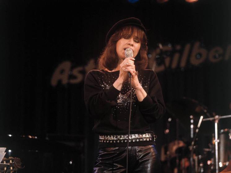 На 84-м году жизни скончалась певица Аструд Жилберту
