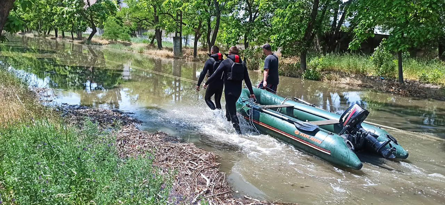 Кадры катастрофических последствий разрушения Каховской ГЭС: вода смывает дома
