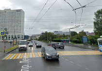 В столице Заполярья на площади Пяти Углов проходят работы по замене дорожных знаков на более маленькие. Это позволит освободить дополнительное место для пешеходов.