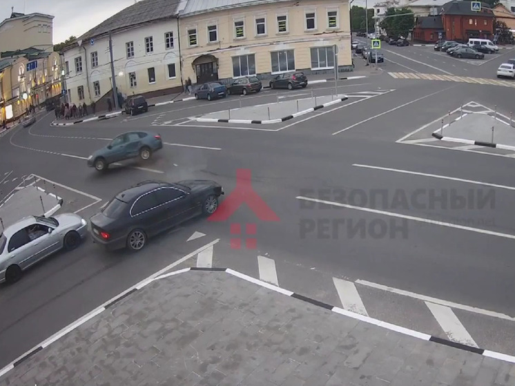 В ярославских соцсетях выложили видео опрокидывания автомобиля на площади Волкова