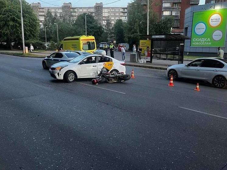В Ленинградской районе водитель автомобиля сбил мотоциклиста