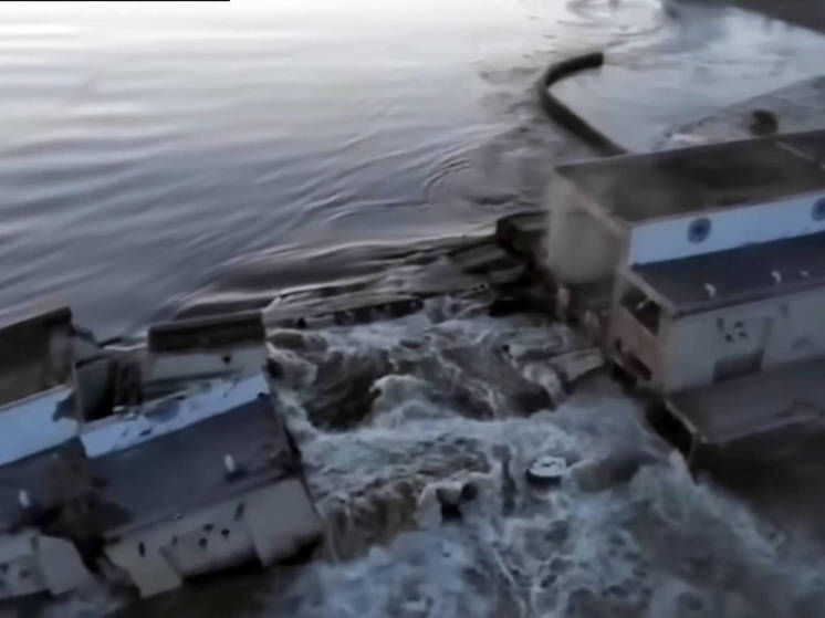 Власти Новой Каховки заявили о риске заражения воды из-за затопления кладбища