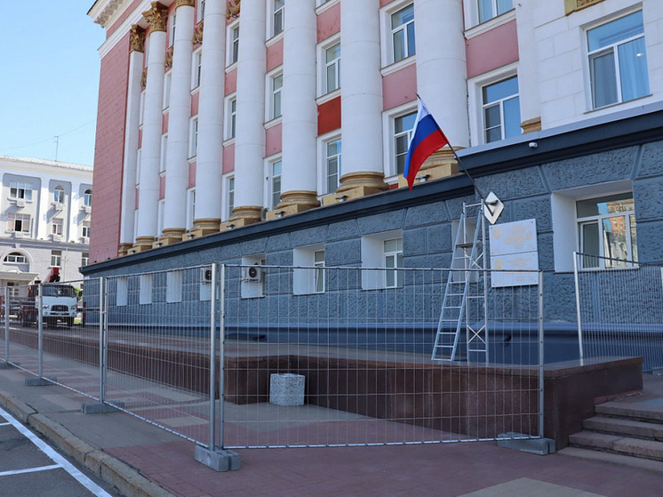 В Курске готовятся к ремонту фасада Дома Советов