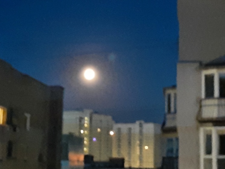 Саратов третью ночь озаряет клубничная Луна