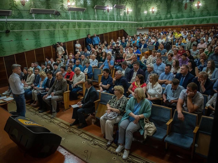 Врио губернатора Василий Анохин встретился с местными жителями в Ершичах