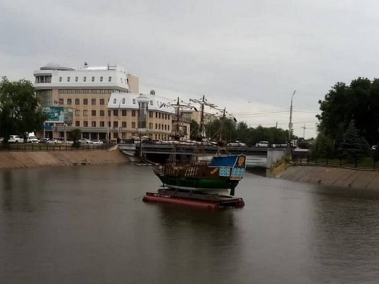 В Астрахани после капремонта по реке снова плавает знаменитый корабль