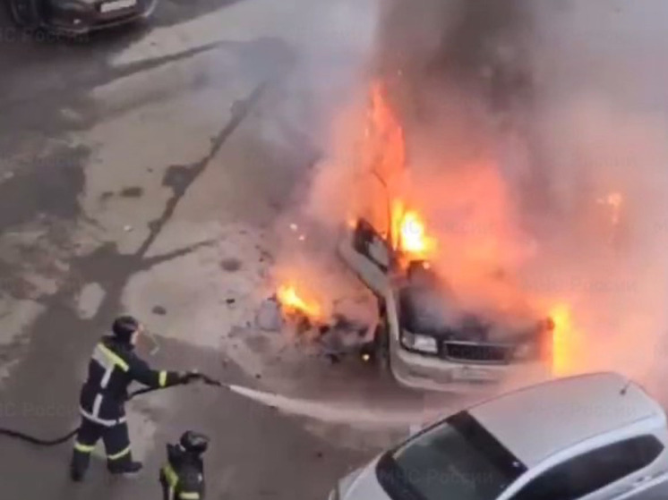 Автомобиль вспыхнул на парковке в центре Южно-Сахалинска