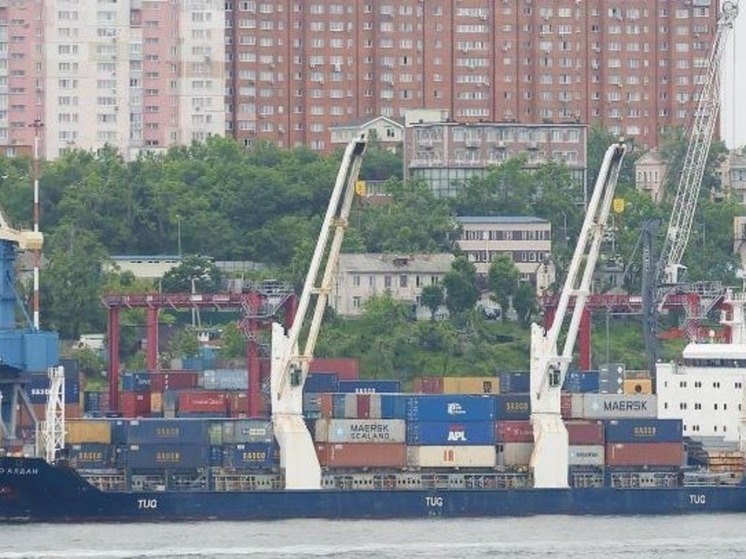 Первое судно с продовольствием вышло на Чукотку из Владивостока