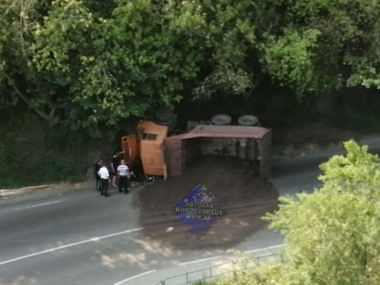 КамАЗ «прилёг отдохнуть» в кузбасском городе