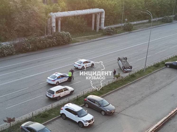 В результате ДТП в Кемерове перевернулась легковушка