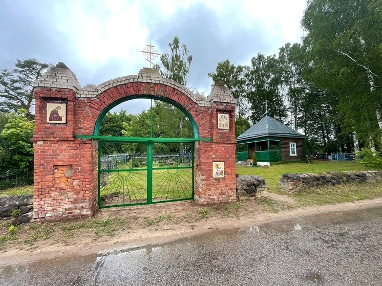 Иконы церковной ограды разрушенного храма освятили в дновской деревне