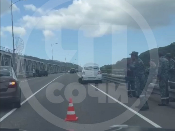 В Сочи на Краснополянском шоссе легковушка влетела в служебный автомобиль