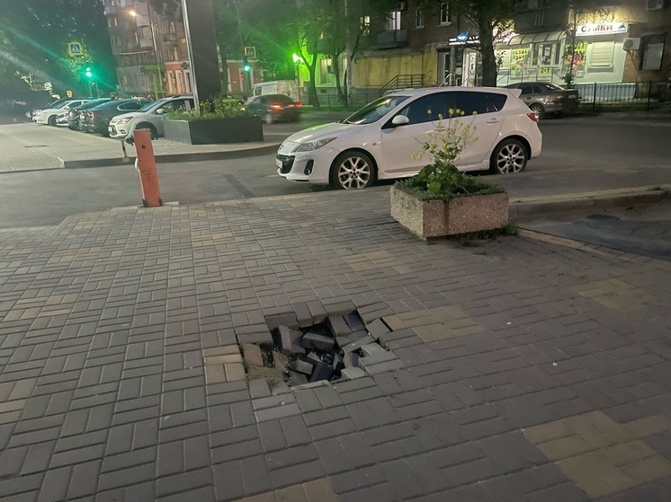 В Ростове на улице 1-ой Конной Армии провалился тротуар