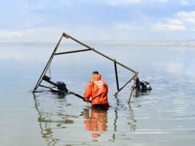 Водолазы собрали больше 20 мешков мусора со дна Кенона