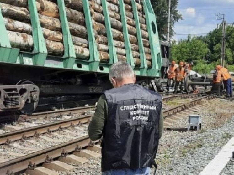 В Башкирии с рельсов сошли три вагона грузового поезда