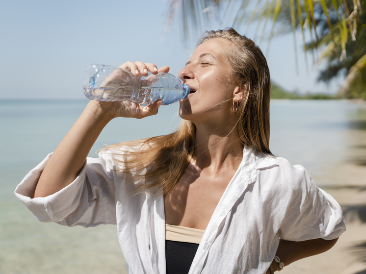 В Новосибирске врач Конина рассказала, сколько воды нужно выпивать в аномальную жару