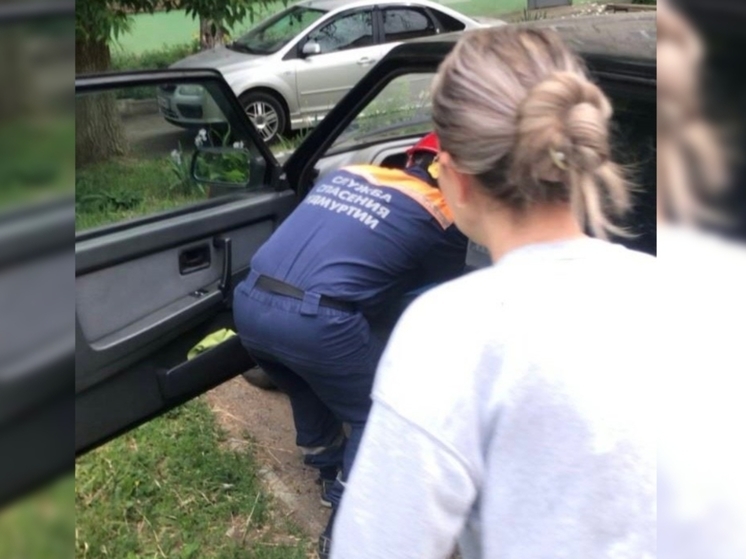 В Ижевске спасателям пришлось доставать из машины запертого там ребенка