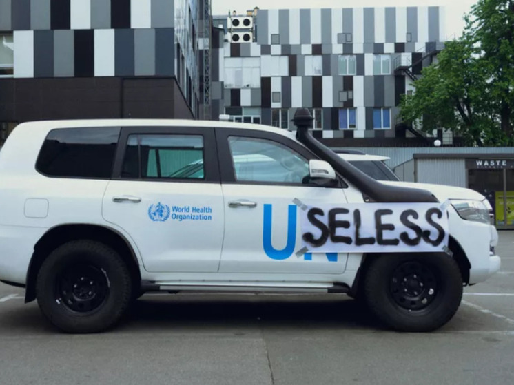 В Киеве активист разрисовал автомобиль ООН из-за празднования Дня русского языка