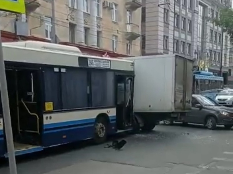 В центре Саратова пассажирский автобус столкнулся с грузовиком