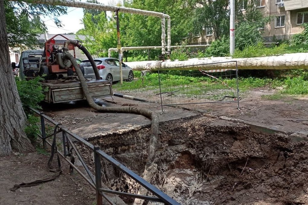 Вода заводской. Авария на водопроводе. Врезался в дом. ЕТК Екатеринбург Коммунальная авария.