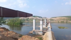 В Кузбассе началась надвижка металлоконструкций нового моста через реку Томь: зрелище впечатляющее