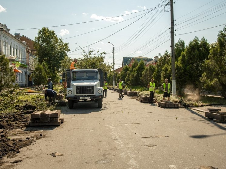 В курской Судже благоустраивают пешеходную зону на улице 1 Мая