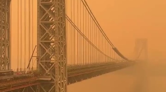 Нью-Йорк накрыло облако смога: видео из соцсетей