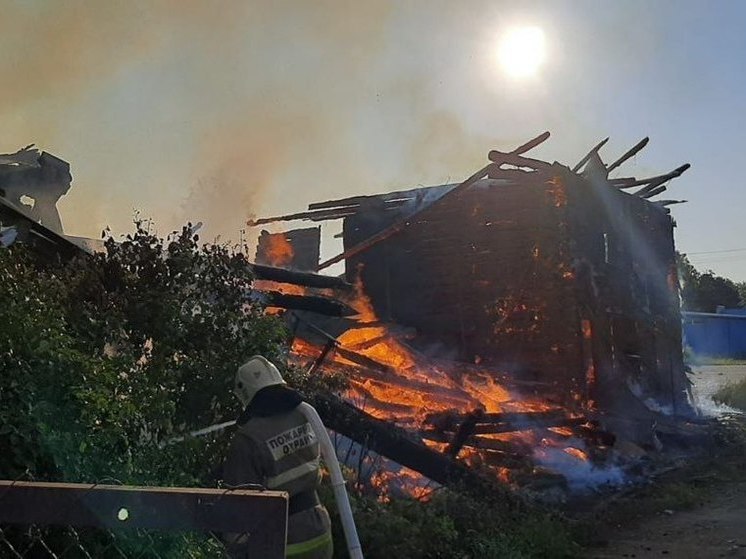 На пожаре в Пестово спасателям не хватило сил и они объявили 1 БИС