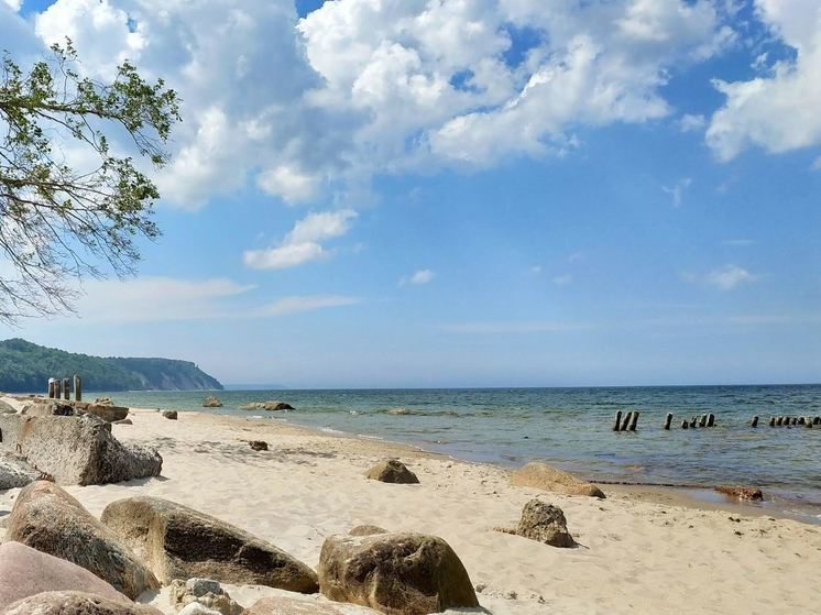 Министр по культуре и туризму Андрей Ермак сообщил, что пляжи региона будут благоустроены, а также появятся и новые
