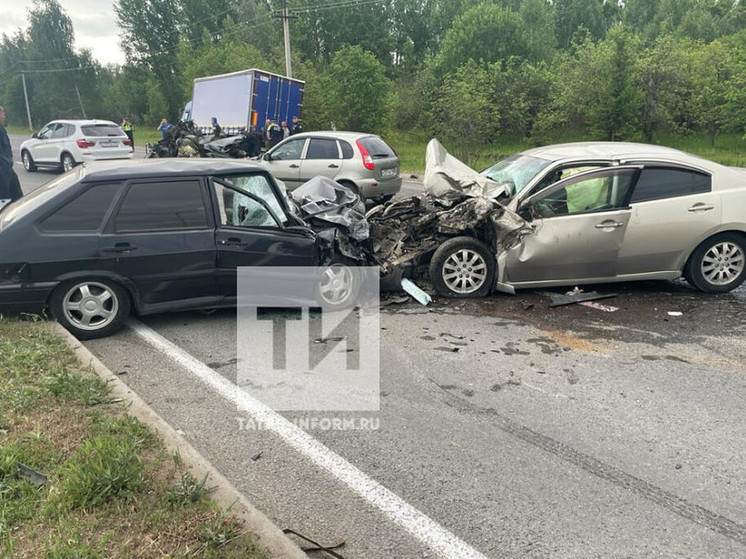 Один человек погиб и еще трое пострадали в массовом ДТП в Нижнекамске