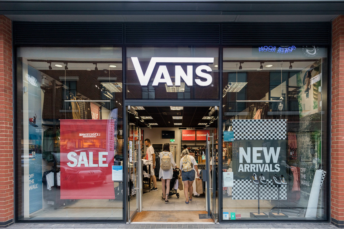 Владелец Vans и The North Face решил закрыть магазины в России - МК