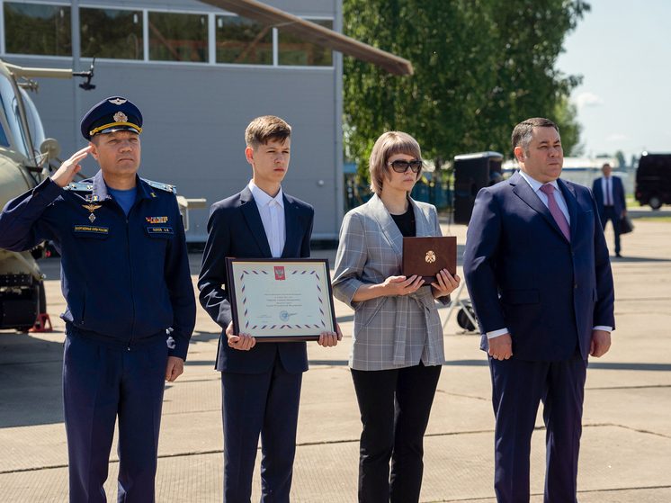 В Тверской области вдове погибшего на СВО командира Ка-52 вручили Звезду Героя России