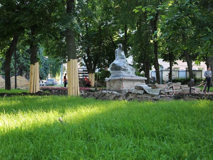 В Воронеже в сквере Ивана Бунина демонтировали памятник писателю для реконструкции