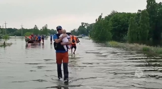 МЧС спасает детей и взрослых в подтопленных районах Херсонской области: видео