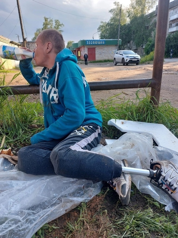 Мужчина без ноги больше двух дней сидит на улице в Тверской области