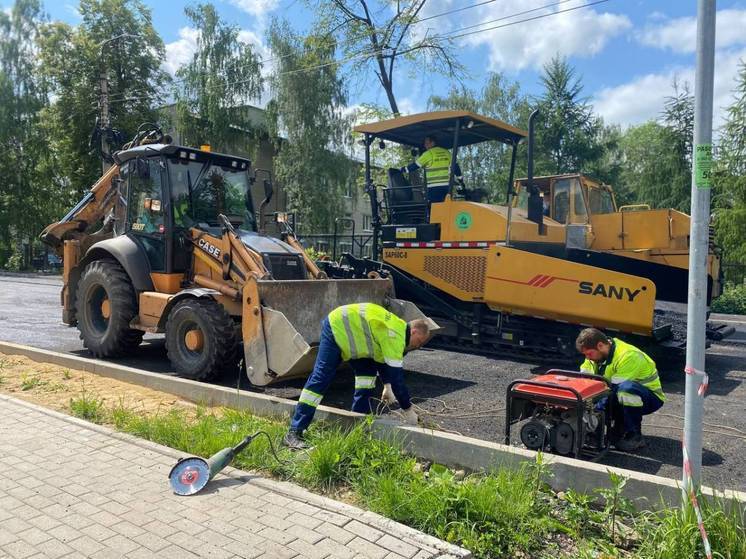 Партийный десант проверил ремонт социального проезда в Красноперекопском районе Ярославля