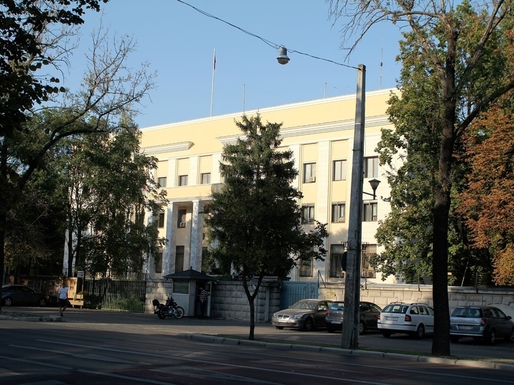 Москва ответит на решение Румынии выслать более 50 российских сотрудников посольства