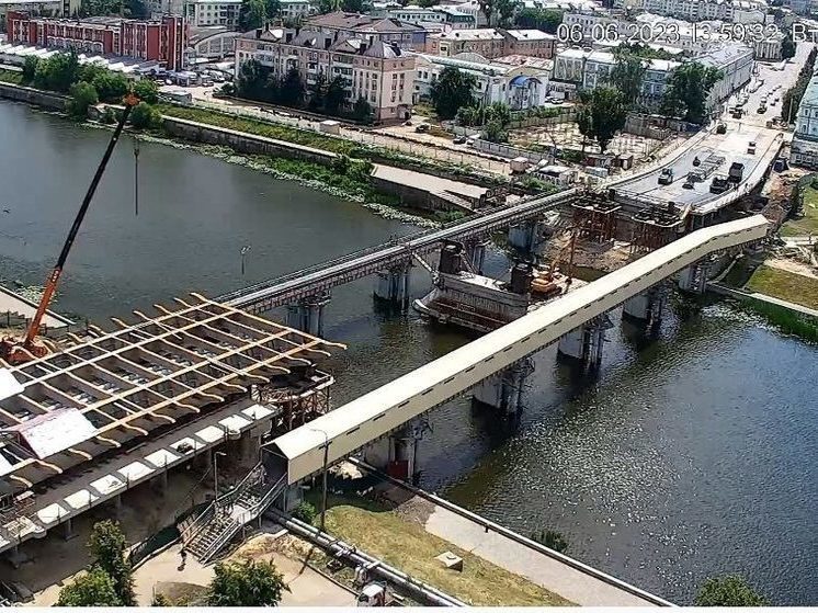 6 июня подрядная организация приступила к асфальтированию Красного моста в Орле
