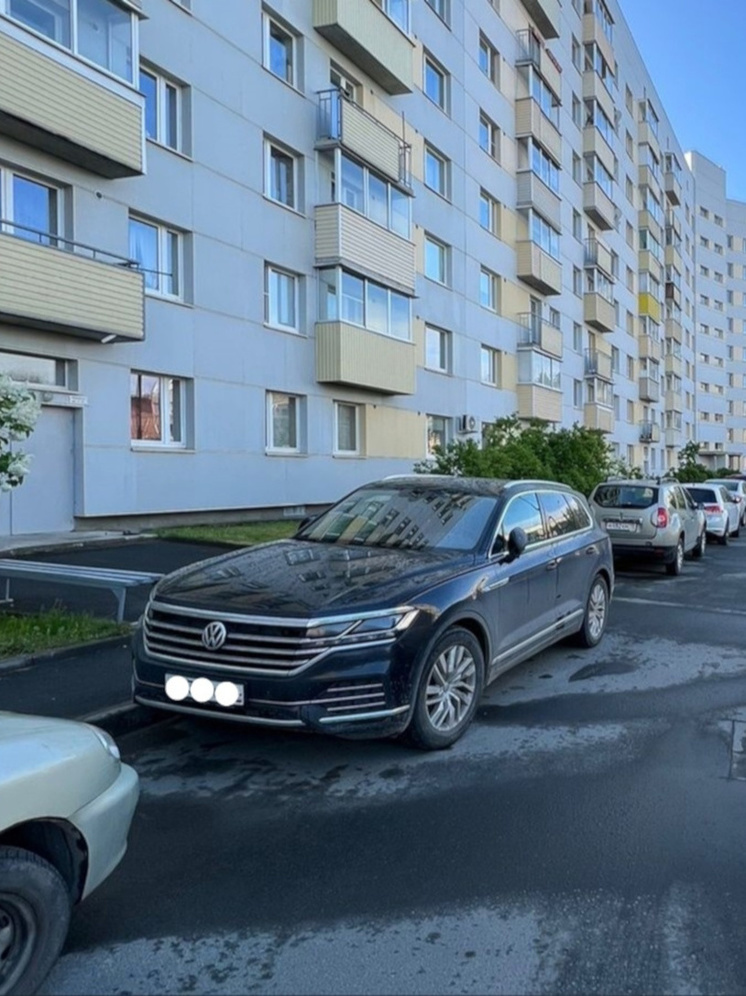 ГИБДД ищет тех, кто задел иномарку во дворе Петрозаводска