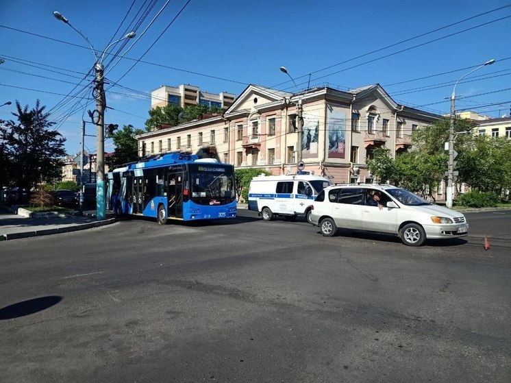 Пробка образовалась в центре Читы из-за ДТП легковушки и троллейбуса