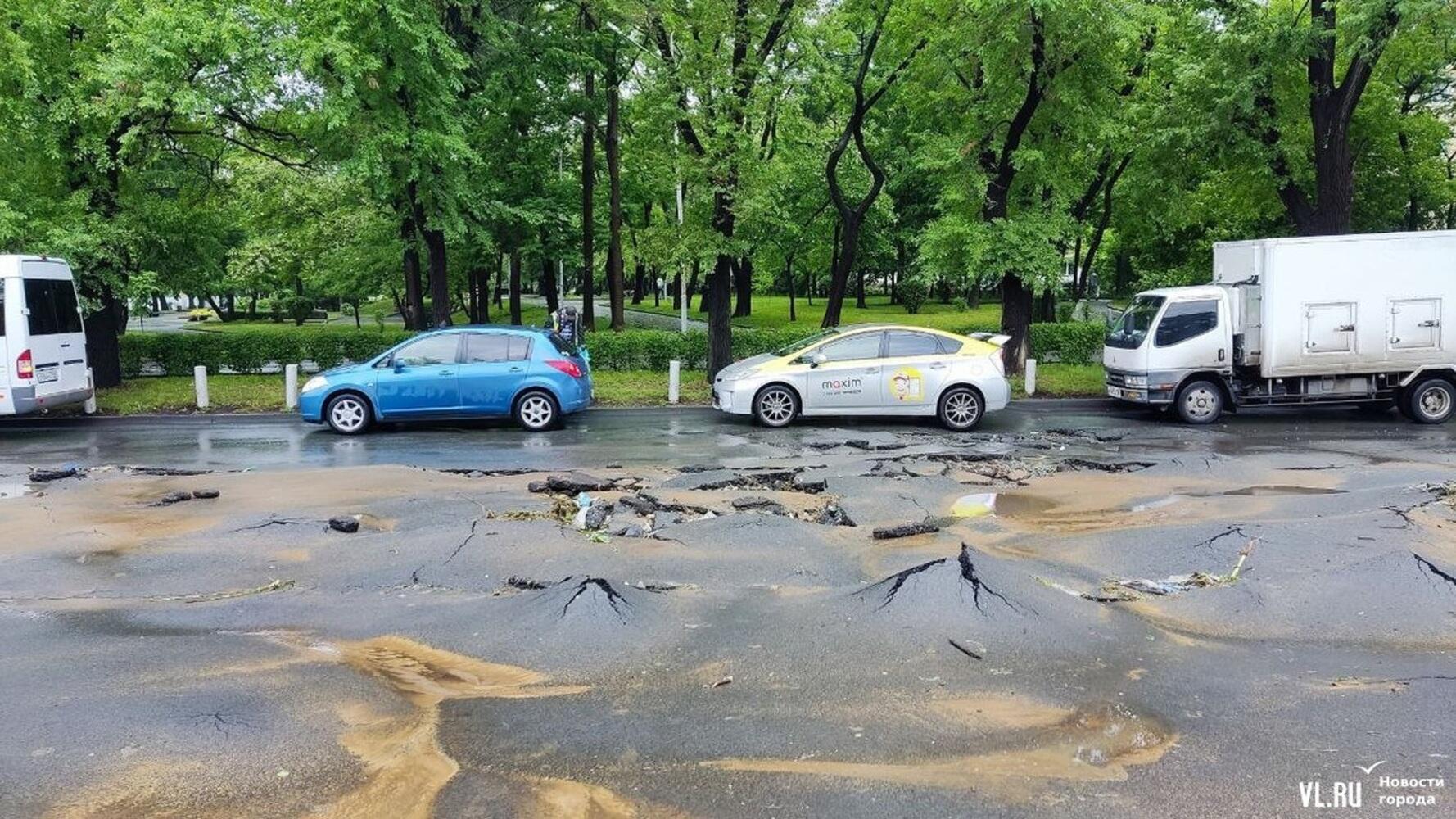 Последствия ливня на второй день во Владивостоке: кадры затопленного города