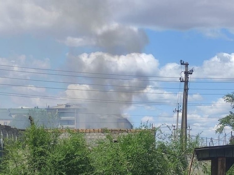 Пожар начался около общежития в районе Зенитки в Чите
