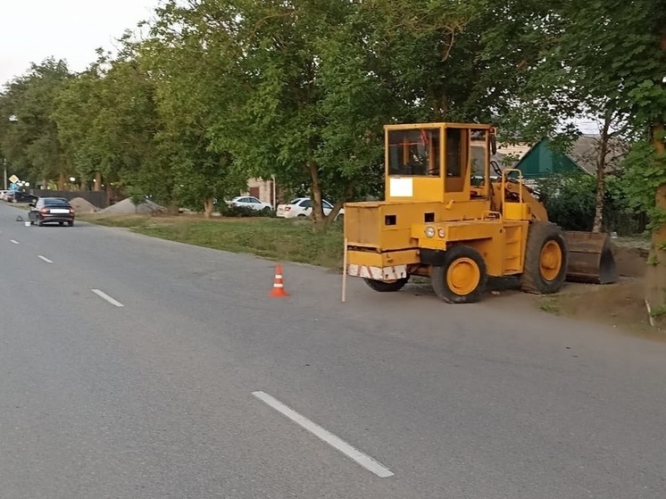 На Ставрополье экскаватор сбил легковушку: водитель в больнице