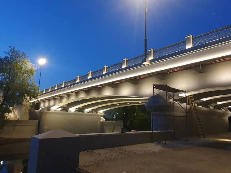Фотофакт: архитектурную подсветку Троицкого моста смонтировали в Пскове