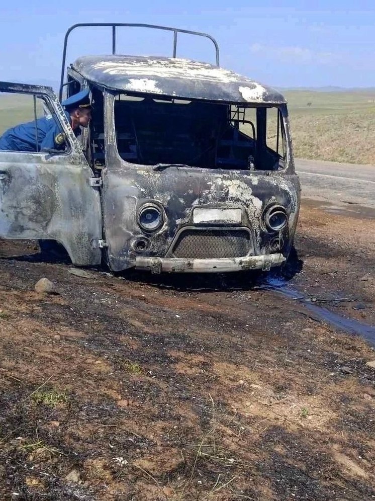 В районе Бурятии на дороге загорелся автомобиль