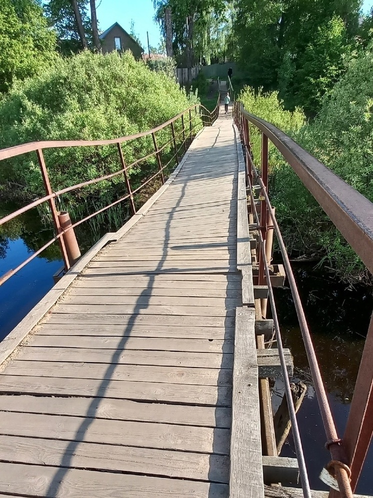 Срочно починить: в Тверской области разваливается мост, по которому ежедневно ходят взрослые и дети