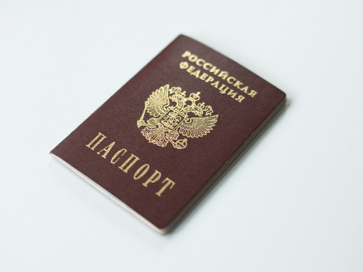 В Мурманске 17 юным северянам торжественно вручили паспорта